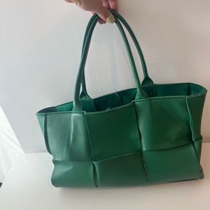 Bottega Veneta Arco Tote - Green. Size Medium.